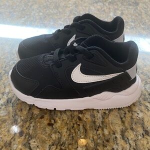 Nike Black and White Sneakers Size  7 New without Box